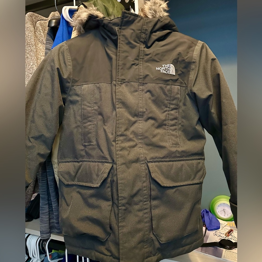 The Northface boys dryvent winter parka, S7-8. Grey & Black.